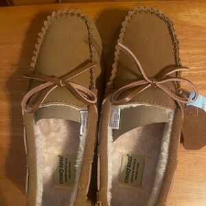 New In Box, Women’s Size 7 Stoney River Tan Slippers With Memory Foam